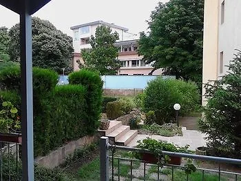 Golden House Apartment *